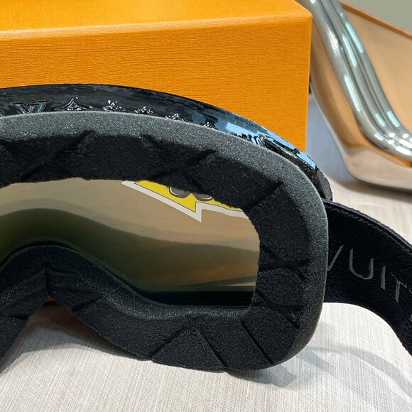 Louis Vuitton Ski Goggles with Monogram - Picture 5 of 6